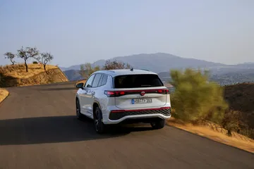 Vista trasera lateral del Volkswagen Tayron 2025, elegancia y robustez en un SUV.