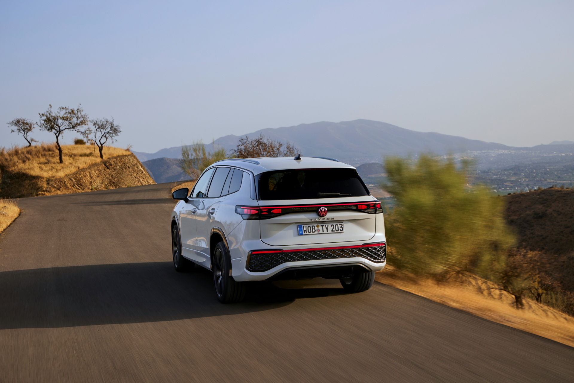 Vista trasera lateral del Volkswagen Tayron 2025, elegancia y robustez en un SUV.