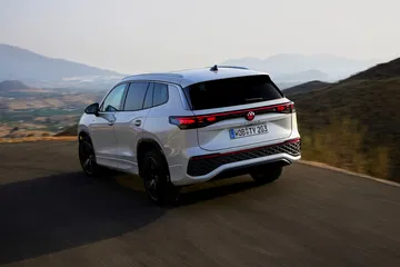 Vista trasera y lateral del Volkswagen Tayron 2025, destacando su espacioso diseño.