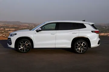 Vista lateral VW Tayron 2025, diseño elegante y robusto.