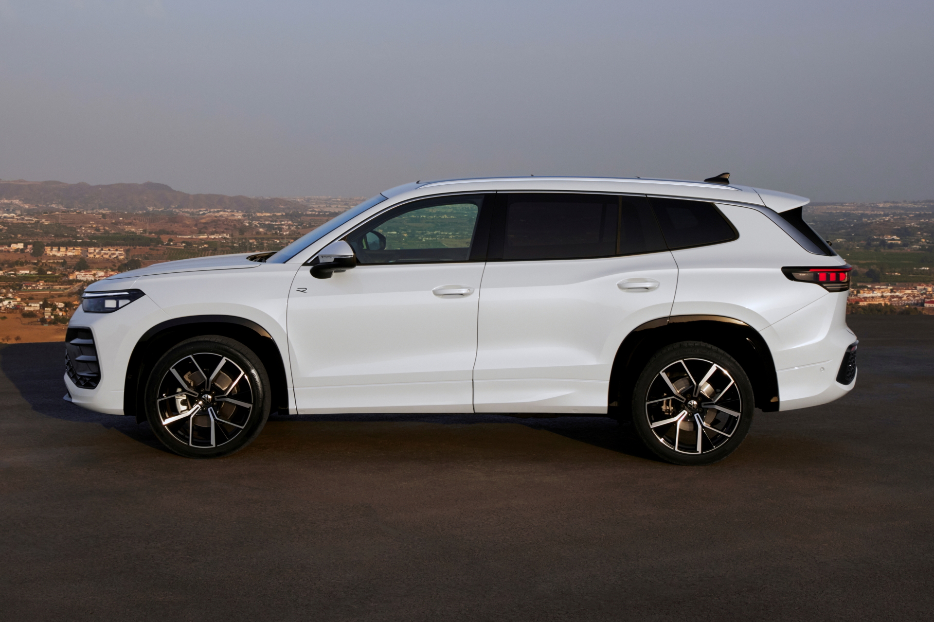 Vista lateral VW Tayron 2025, diseño elegante y robusto.