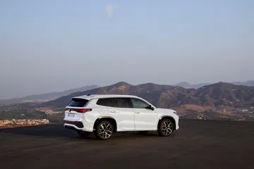 Perfil del Volkswagen Tayron 2025, mostrando líneas y dimensiones