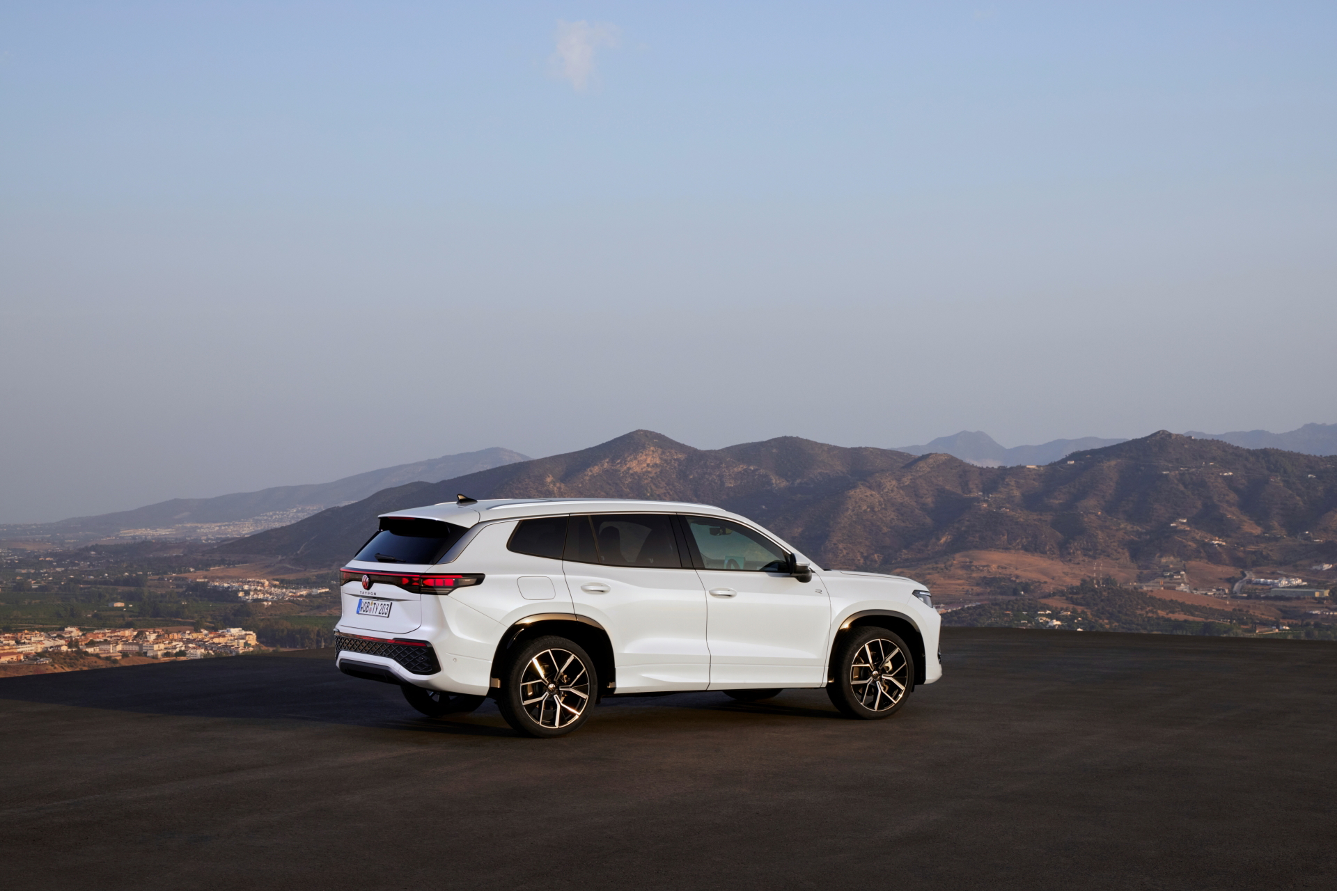 Perfil del Volkswagen Tayron 2025, mostrando líneas y dimensiones