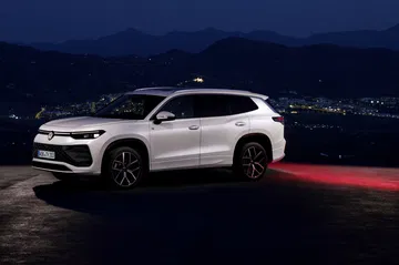 Volkswagen Tayron 2025, elegancia y robustez en SUV familiar.