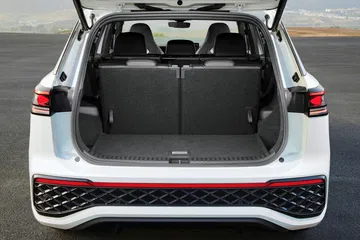 Vista trasera destacando diseño de líneas afiladas y espacio de carga generoso