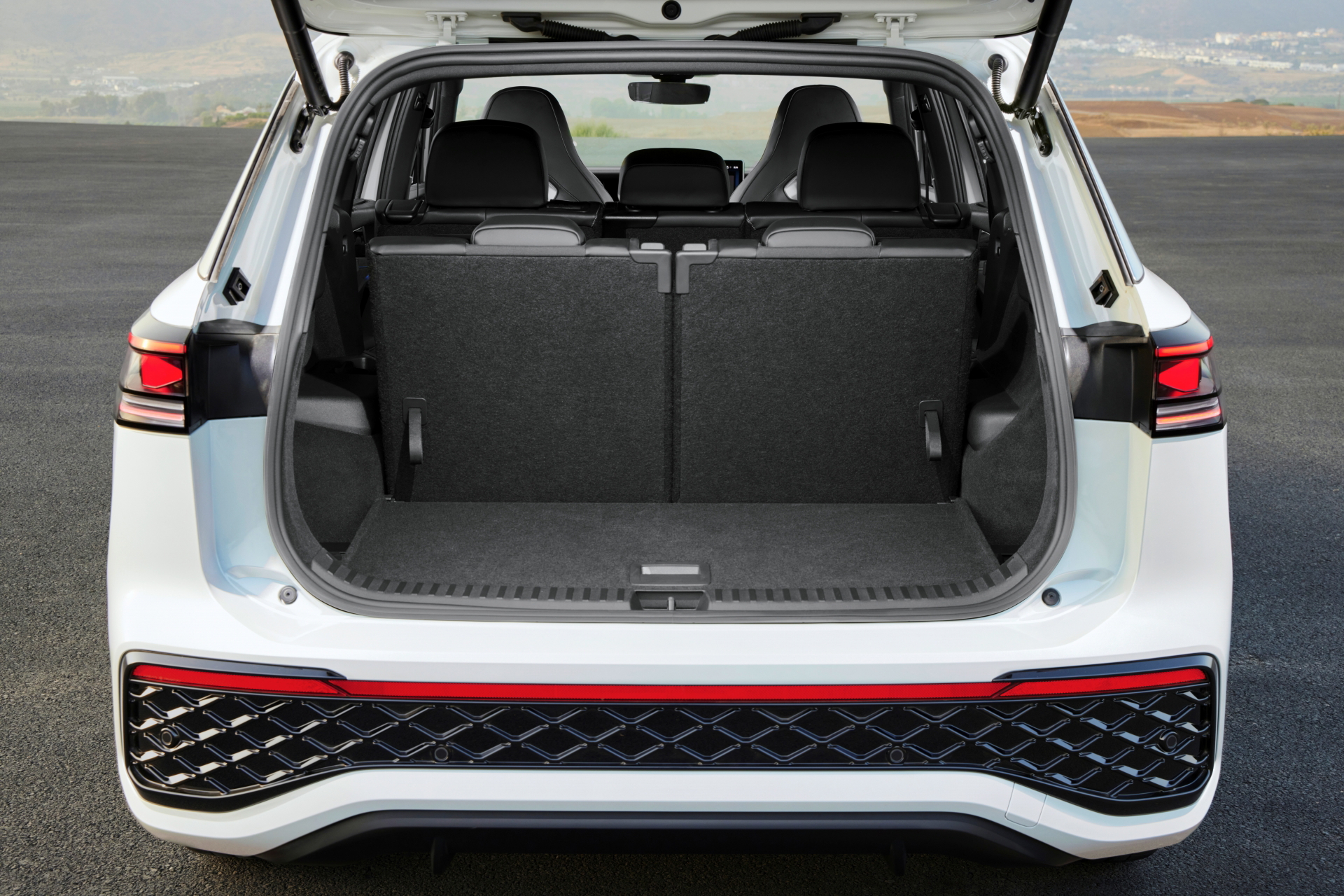 Vista trasera destacando diseño de líneas afiladas y espacio de carga generoso