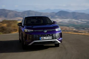 Vista dinámica del Volkswagen Tayron 2025, enfoque en diseño frontal