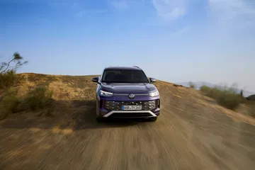 Vista dinámica del Volkswagen Tayron 2025 mostrando su robusto diseño frontal.