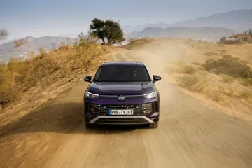 Vista frontal del Volkswagen Tayron 2025, destacando su robustez y diseño moderno.