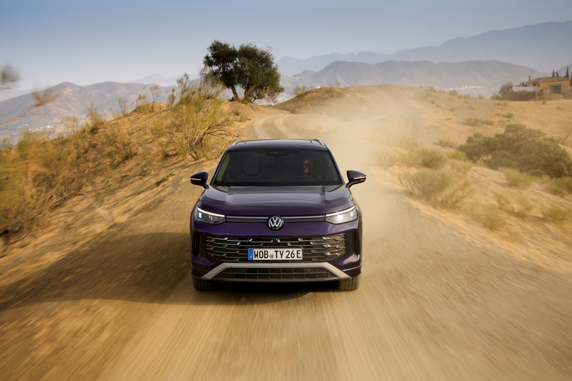 Vista frontal del Volkswagen Tayron 2025, destacando su robustez y diseño moderno.