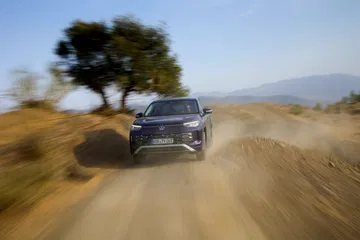 Volkswagen Tayron en acción, demostrando su capacidad todo terreno