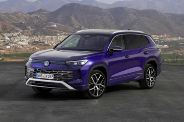 Vista lateral del Volkswagen Tayron 2025, diseño robusto y elegante.