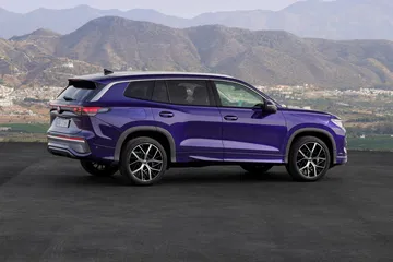 Vista lateral del Volkswagen Tayron 2025, mostrando sus líneas dinámicas.