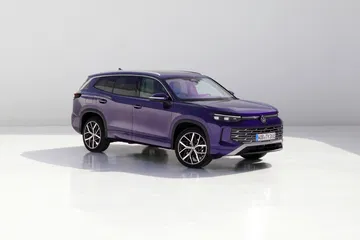 Vista lateral del Volkswagen Tayron 2025, mostrando su diseño robusto y moderno.