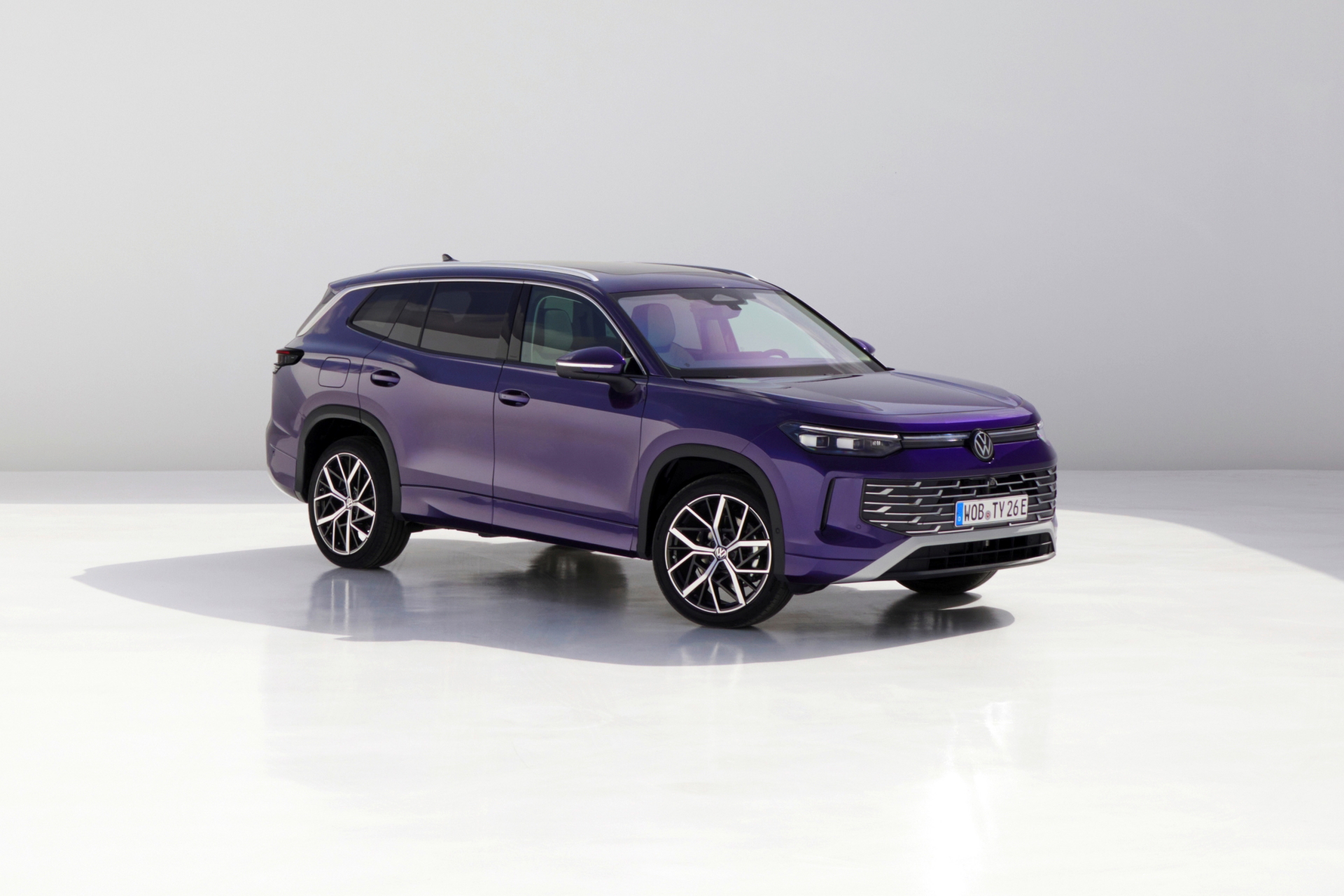 Vista lateral del Volkswagen Tayron 2025, mostrando su diseño robusto y moderno.