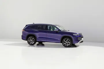 Vista lateral del Volkswagen Tayron, SUV con líneas modernas y robustas.