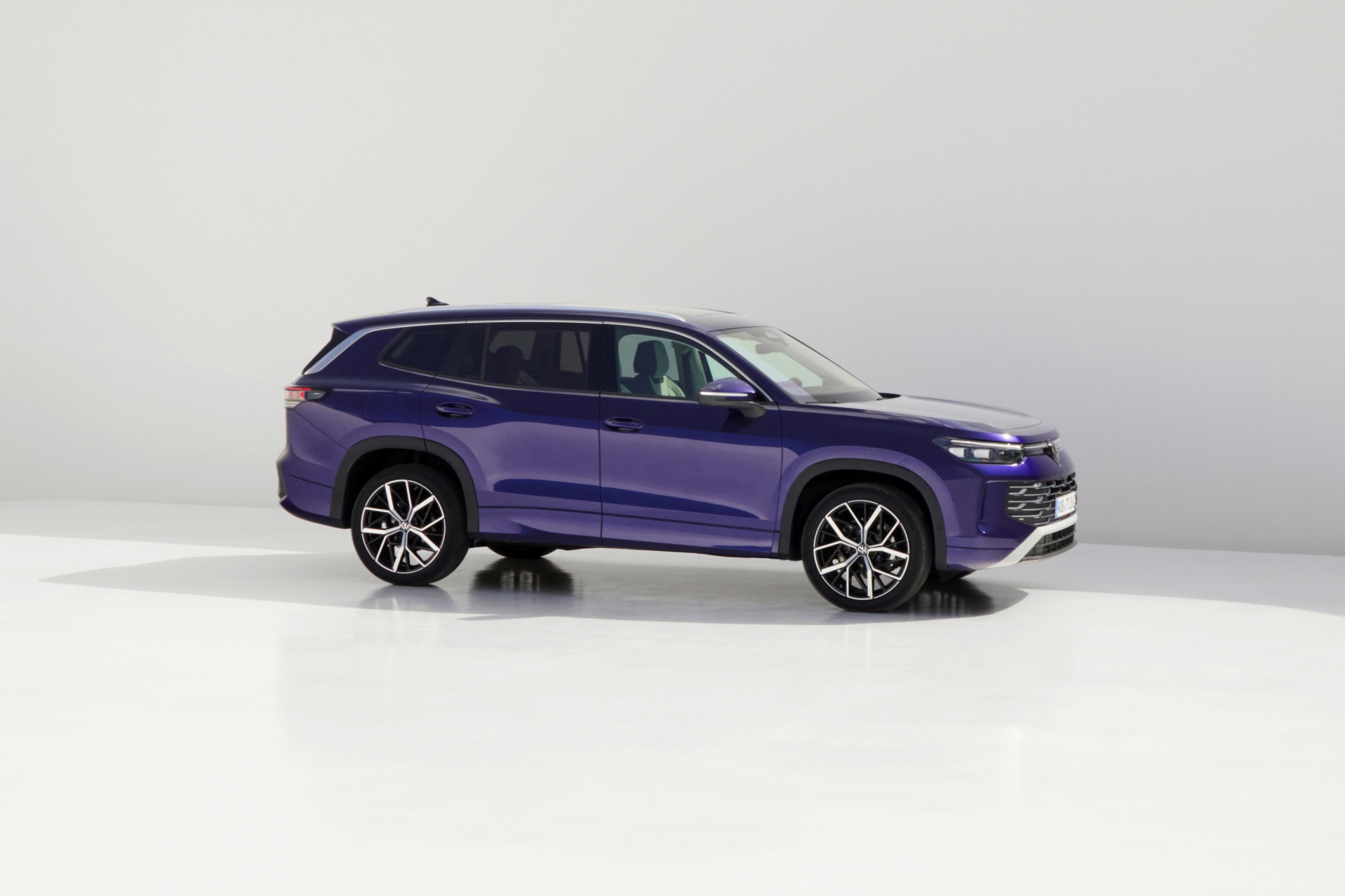 Vista lateral del Volkswagen Tayron, SUV con líneas modernas y robustas.