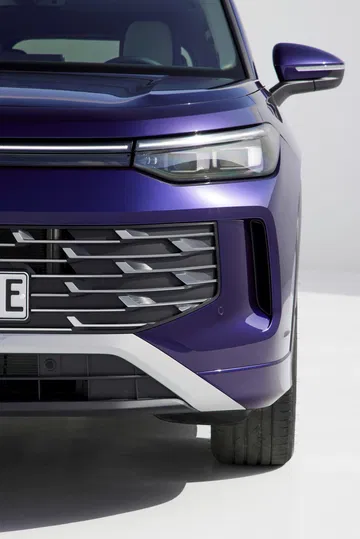 Vista delantera y lateral del Volkswagen Tayron 2025, destacando su imponente parrilla y diseño moderno.