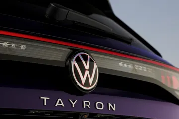 Vista trasera del Volkswagen Tayron 2025 destacando su distintiva línea de diseño.