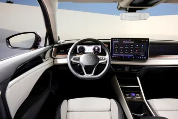 Habitáculo del Volkswagen Tayron 2025, destacando su tecnología y acabados.