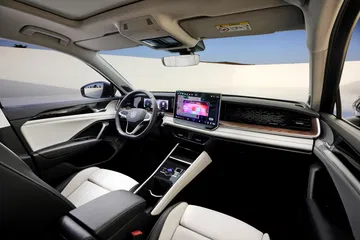 Cabina futurista con pantalla central y acabados de alta calidad.