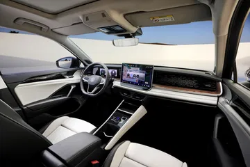 Volkswagen Tayron 2025, diseño robusto con líneas modernas y elegantes.