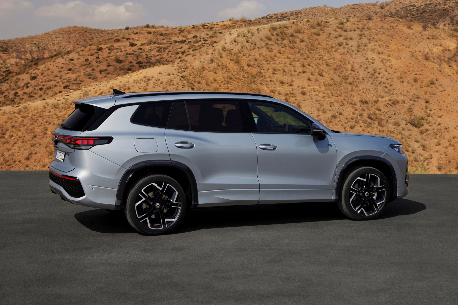 Vista lateral del Volkswagen Tayron mostrando su diseño robusto y moderno.