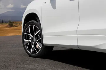 Vista lateral que muestra el diseño de llantas y la línea de caracterización del SUV