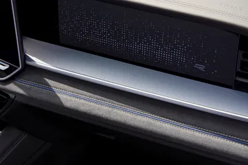 Detalle umbral puerta Volkswagen Tayron 2025.