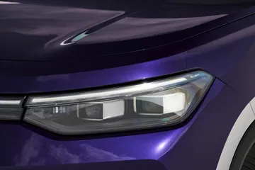 Vista cercana del faro delantero del Volkswagen Tayron 2025, diseño elegante y moderno.