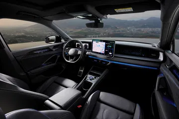 Habitáculo del Volkswagen Tayron 2025, tecnología y confort vanguardista.