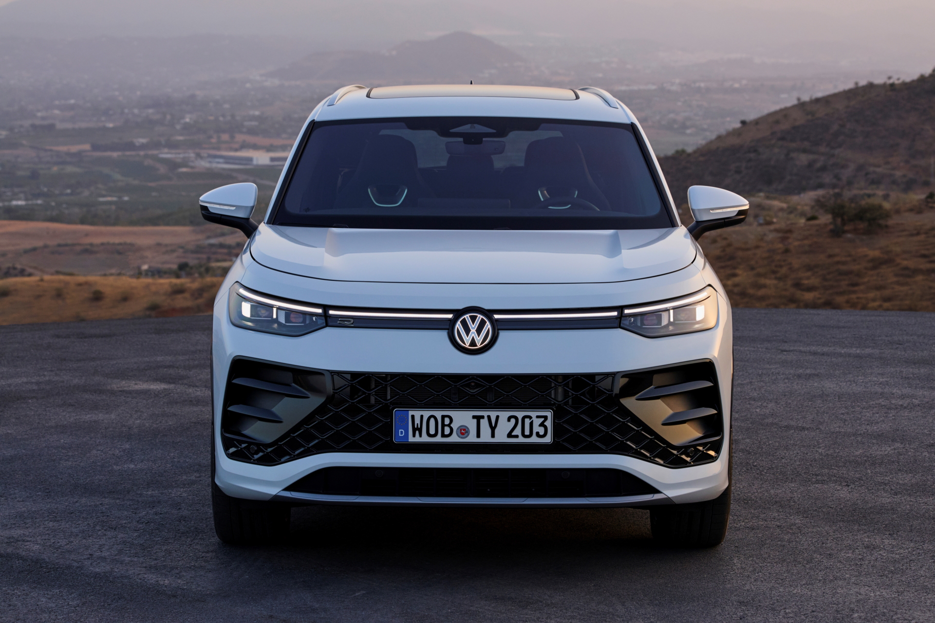 SUV Volkswagen Tayron 2025, imponente diseño frontal