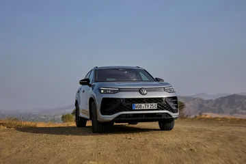 El Volkswagen Tayron 2025 muestra líneas dinámicas y robustez en su frontal