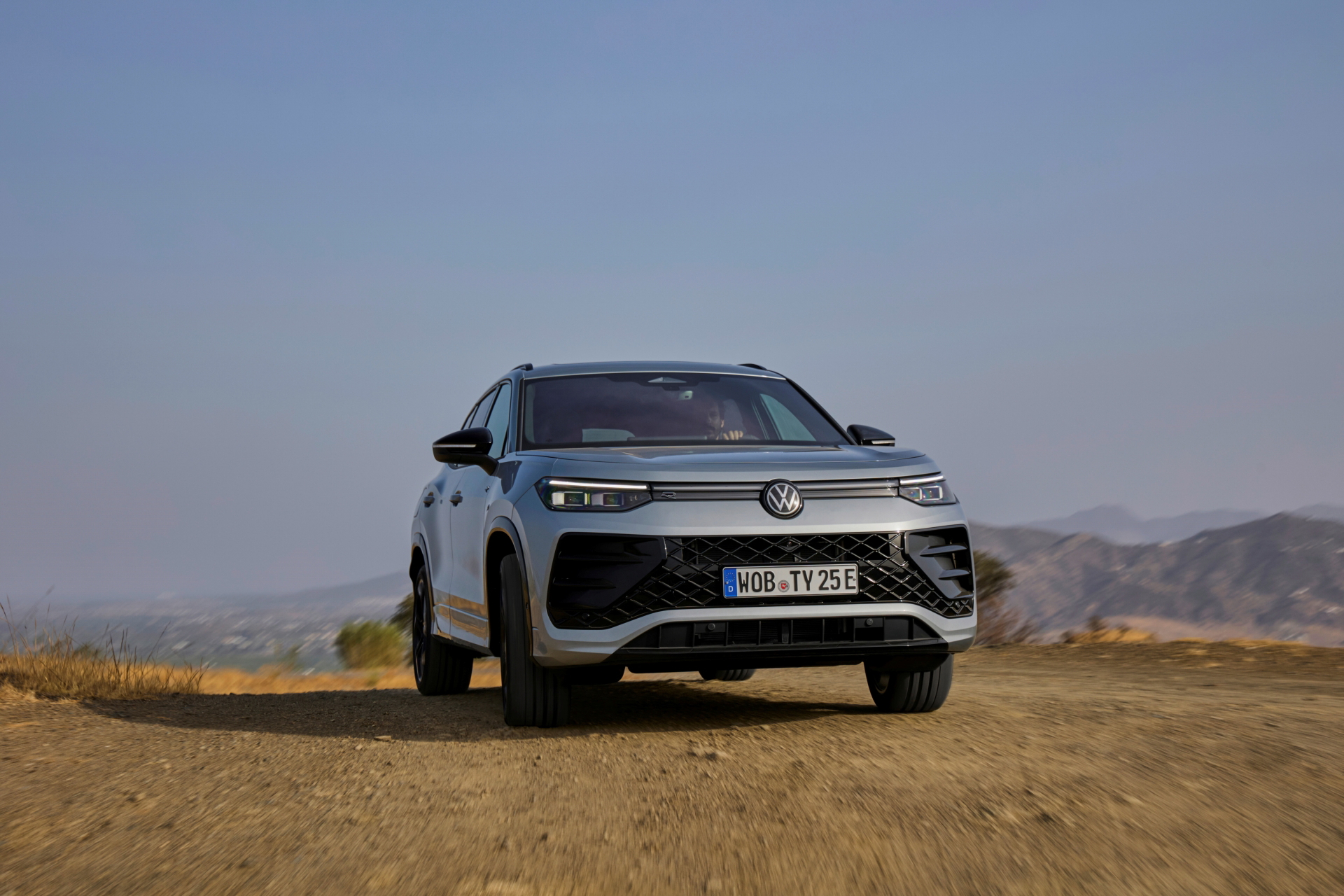 El Volkswagen Tayron 2025 muestra líneas dinámicas y robustez en su frontal