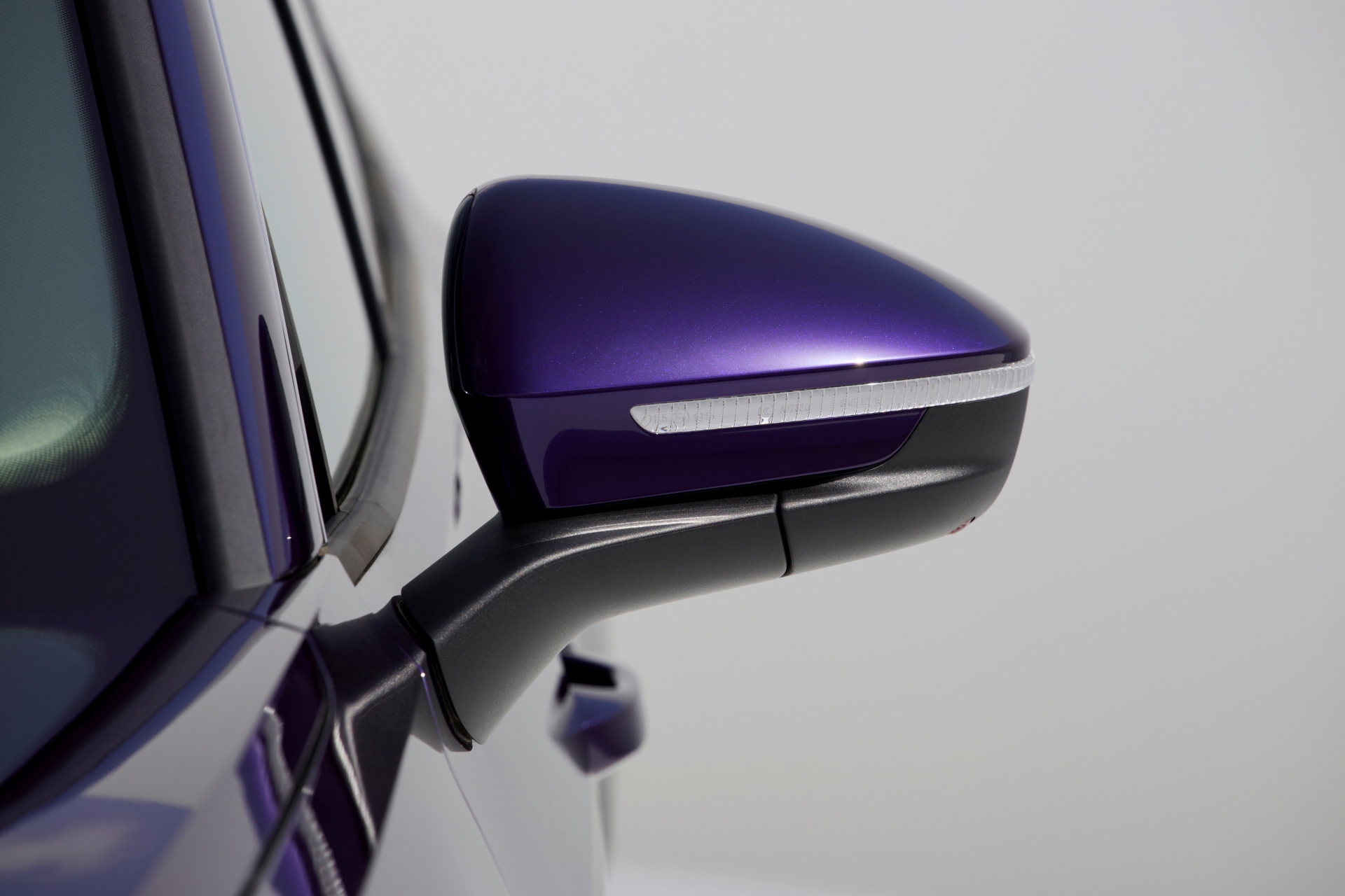 Espejo lateral del Volkswagen Tayron 2025 con cámara integrada.