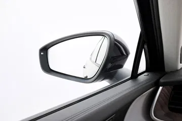 Espejo retrovisor lateral del Volkswagen Tayron 2025, diseño elegante y funcional