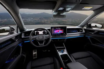 Un habitáculo tecnológicamente avanzado, con acabados de primera y diseño ergonómico.