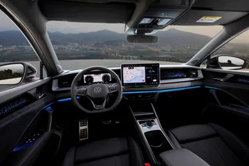 Cómoda cabina del Volkswagen Tayron 2025 con acabados refinados