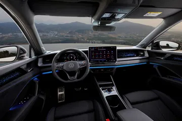 Interior espacioso realzado por acabados elegantes y tecnología actualizada.