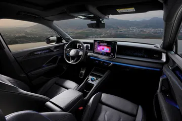 Cabina del Volkswagen Tayron 2025 con acabados premium y tecnología actualizada