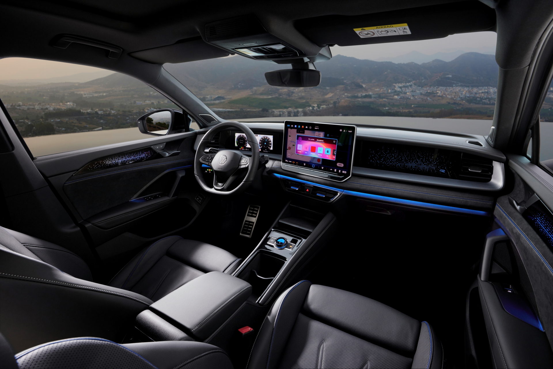 Cabina del Volkswagen Tayron 2025 con acabados premium y tecnología actualizada