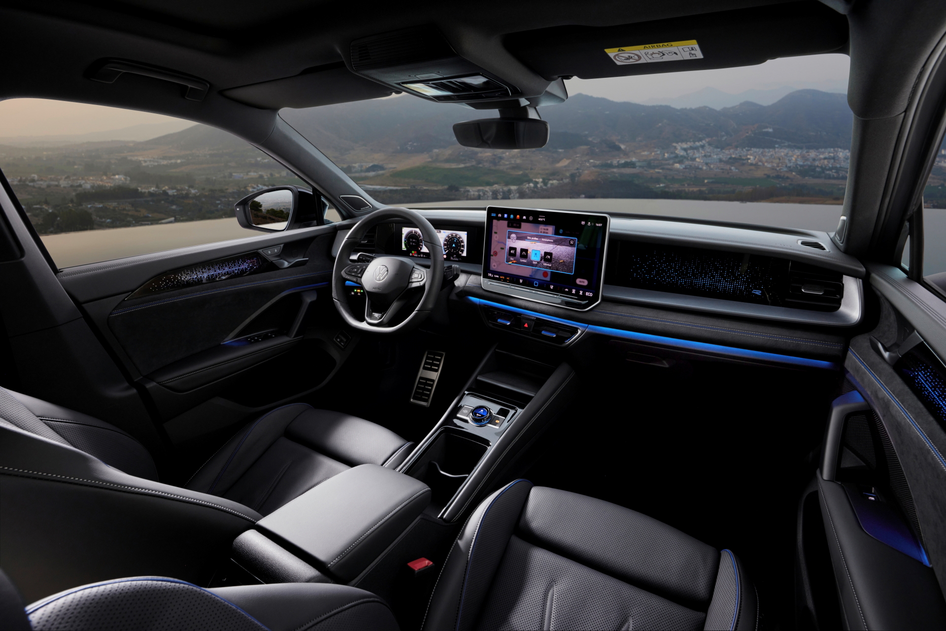 Vista lateral interior del Volkswagen Tayron 2025 que muestra una cabina espaciosa y moderna.