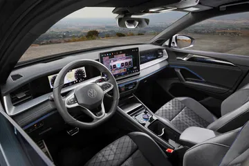 Vista lateral del habitáculo del Volkswagen Tayron, destacando diseño y espacio.