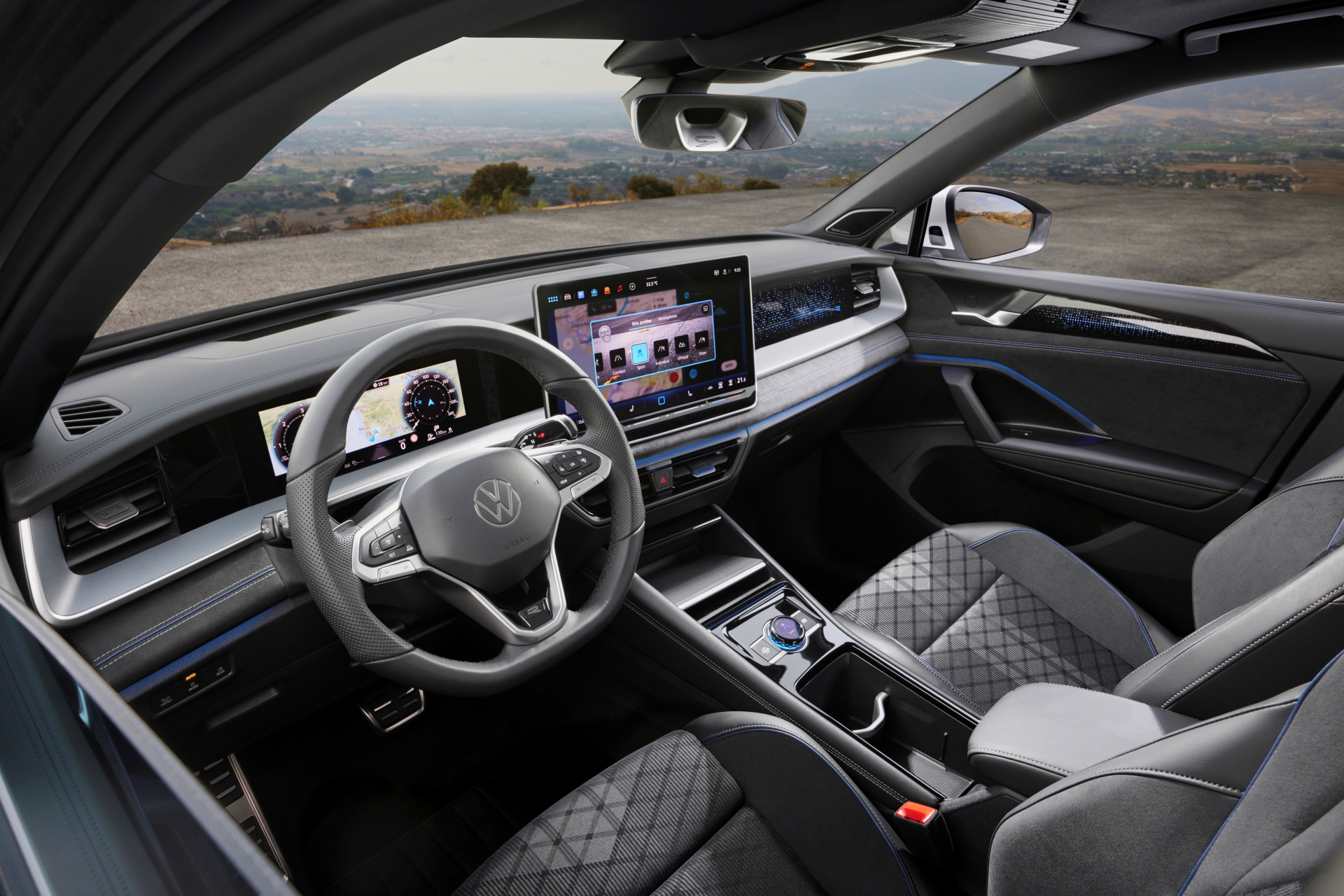 Vista lateral del habitáculo del Volkswagen Tayron, destacando diseño y espacio.