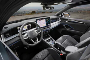 Vista delantera del habitáculo, destacando calidad y tecnología de vanguardia.