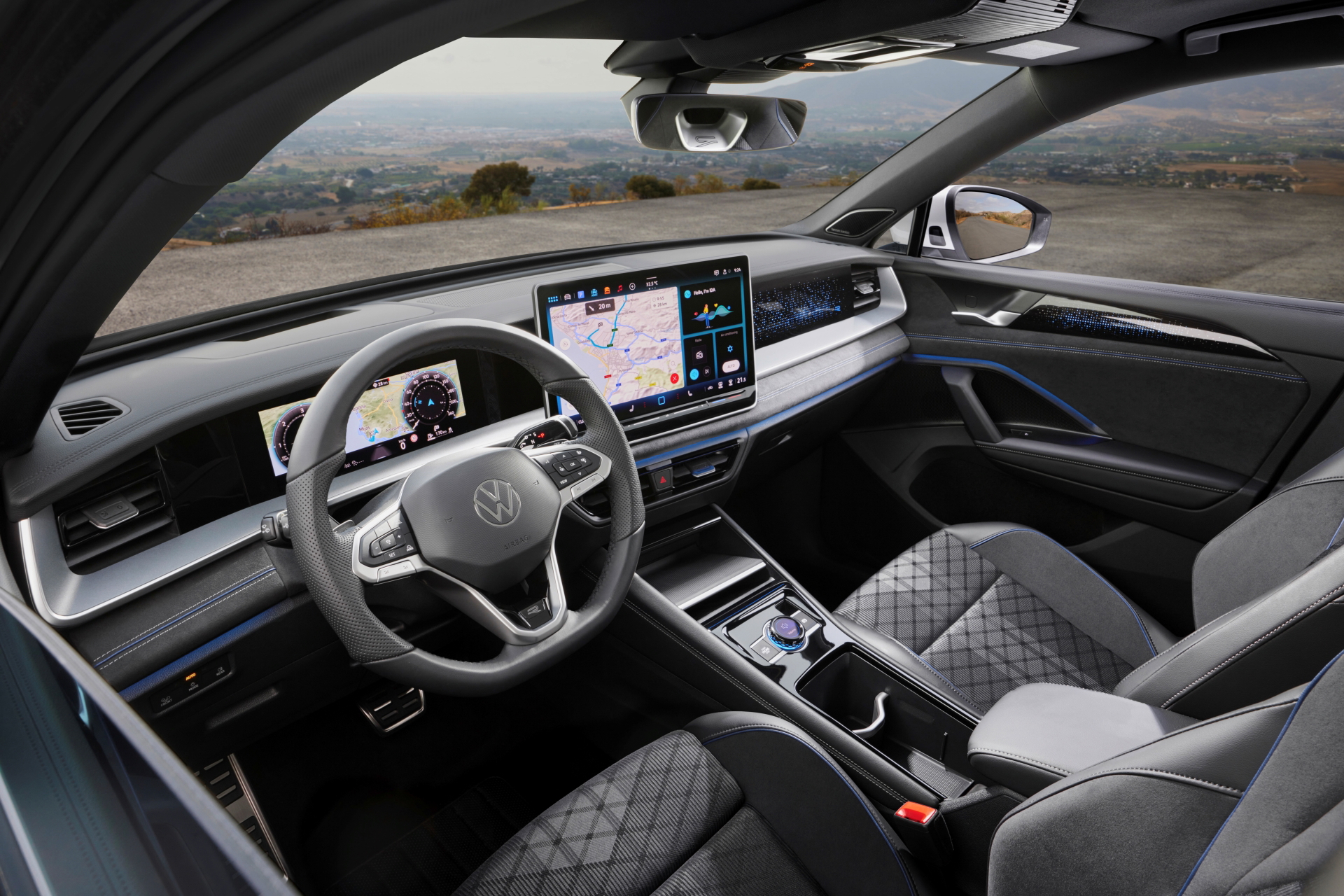 Vista delantera del habitáculo, destacando calidad y tecnología de vanguardia.