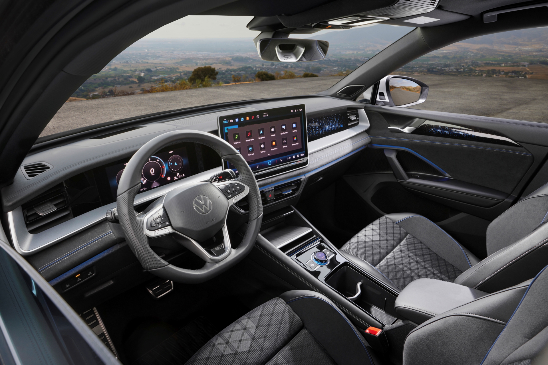 Vista lateral del habitáculo espacioso y bien equipado del Volkswagen Tayron 2025.