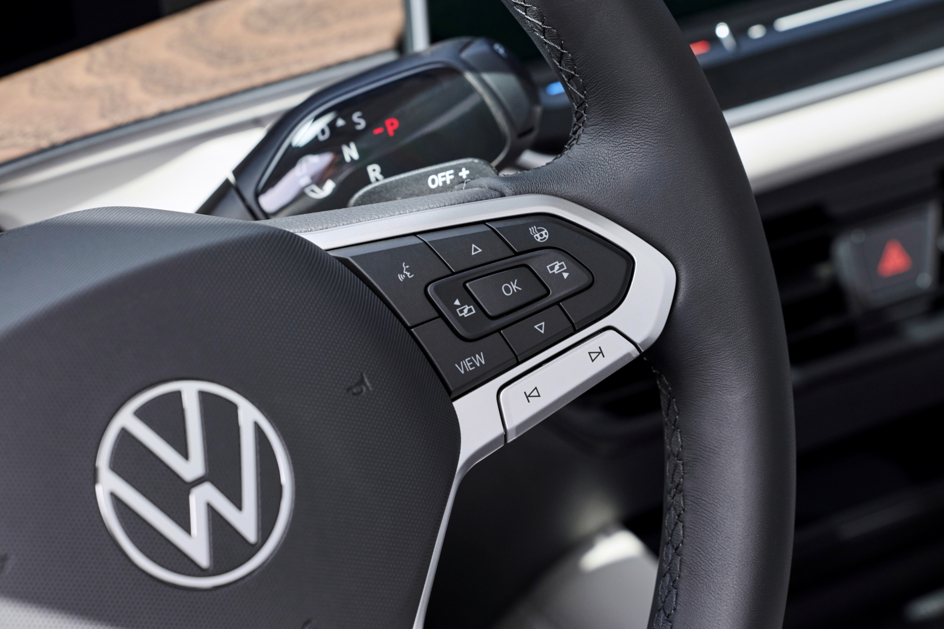 Vista del volante y consola central del Volkswagen Tayron 2025