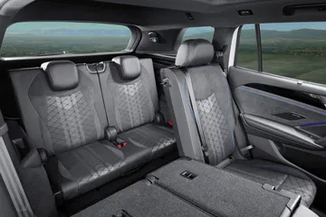 Vista del espacioso interior del Volkswagen Tayron 2025, con asientos configurables.
