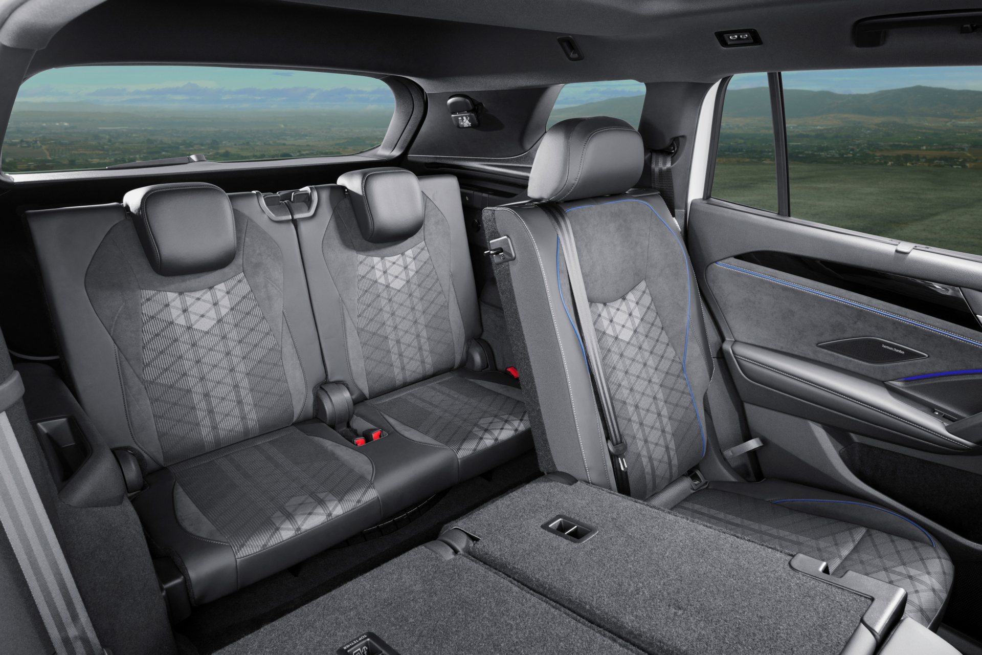 Vista del espacioso interior del Volkswagen Tayron 2025, con asientos configurables.